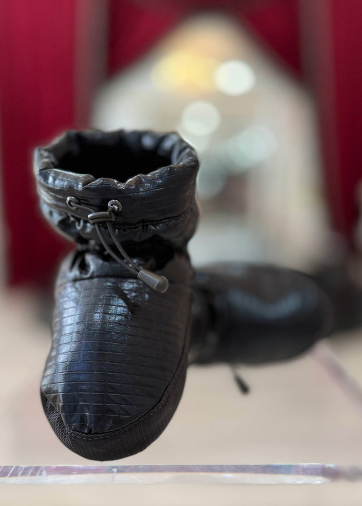 Nikolay Adult Wavy Black Warm-Up Booties